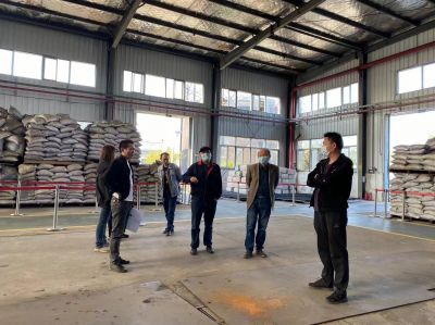 華科教授及天龍團(tuán)隊在生物質(zhì)氣化爐項(xiàng)目現(xiàn)場